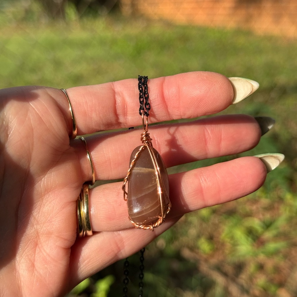 Peach moonstone crystal necklace - Picture 2 of 5